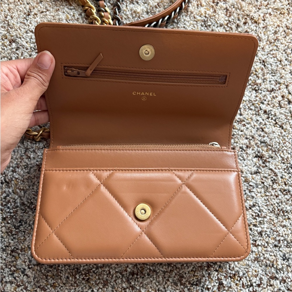 Chanel 19 WOC - Picture 5 of 8